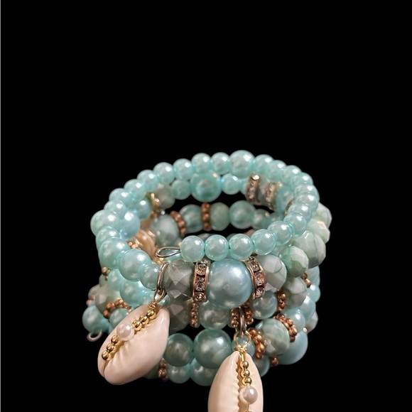 Turquoise Beaded Bracelet with Shell Accents - Picture 4 of 9